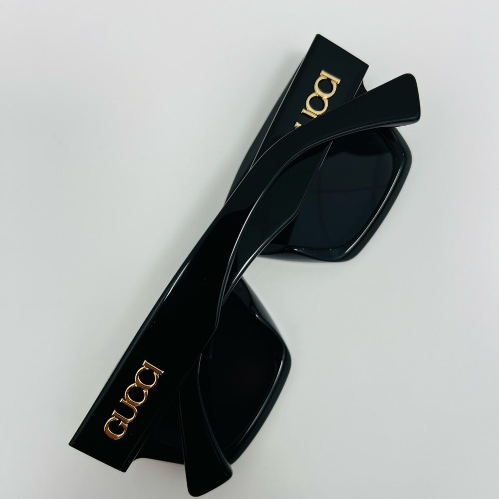 Gucci GG1835S 001 Black Sunglasses with Gold Logo - Picture 4 of 4